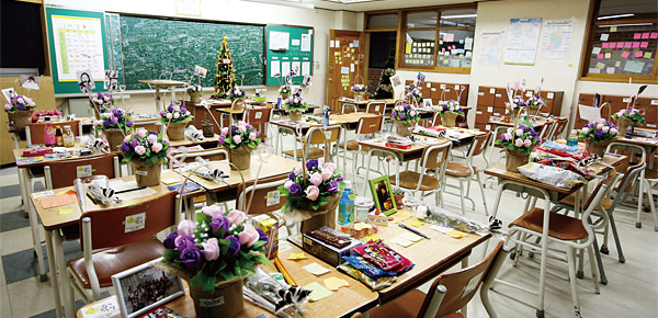 크리스마스 트리와 꽃이 놓여진 단원고 2학년 9반 교실. ⓒphoto 양수열 영상미디어 기자