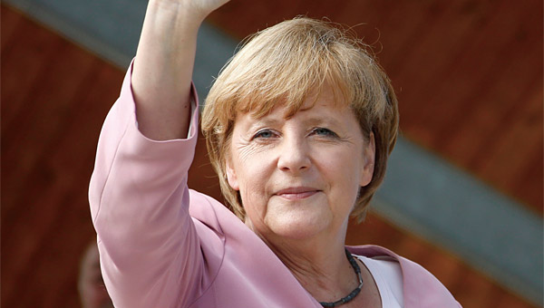 앙겔라 메르켈 독일 총리가 2012년 7월 헤링스도르프에서 열린 기독민주당 선거 캠페인에서 지지자들을 향해 손을 흔들고 있다. ⓒphoto 뉴스1