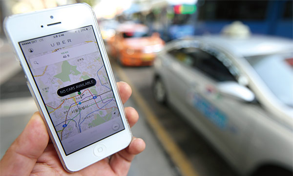 서울 시내 한 택시정류장을 배경으로 촬영한 스마트폰의 우버택시 애플리케이션. ⓒphoto 연합