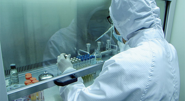 케이스템셀이 운영하는 줄기세포 품질관리센터에서 연구원이 무균검사를 하고 있다.