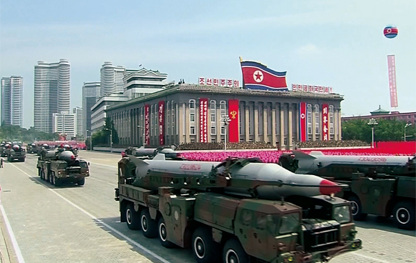 북한 ‘전승절’(정전협정 체결일)인 2013년 7월 27일 평양 김일성광장에서 진행한 열병식 중에 대륙간탄도미사일(ICBM)인 KN-08 미사일이 등장했다. ⓒphoto 조선중앙통신