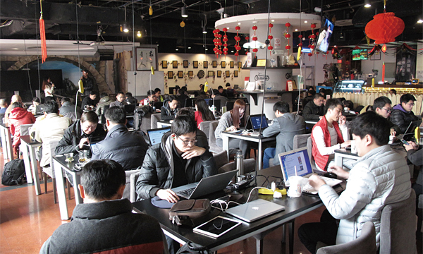 베이징 중관촌 창업대가의 처쿠카페. 안쪽 무대에서 창업자의 사업설명회가 진행 중이다.