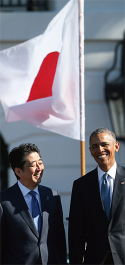 지난 4월 28일 아베 신조 일본 총리가 백악관 남측 잔디밭에서 오바마 대통령과 활짝 웃고 있다. ⓒphoto AP