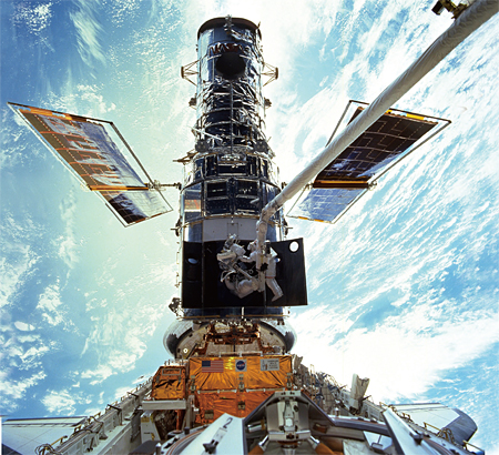 미국항공우주국(NASA)이 허블 우주망원경 발사 25주년(4월 24일)을 기념해 공개한 사진. 1999년 12월 케네디우주센터에서 발사된 우주왕복선 디스커버리호 승무원들이 허블망원경 수리를 위해 우주선외활동(EVA) 중이다. 허블 망원경은 1990년 4월 디스커버리호에 실려 지구상공 600㎞ 궤도에 진입한 이래 최고(最古) 및 최원거리 은하계 관측을 포함, 100만회 이상의 우주 관측 활동을 수행했다. ⓒphoto 연합