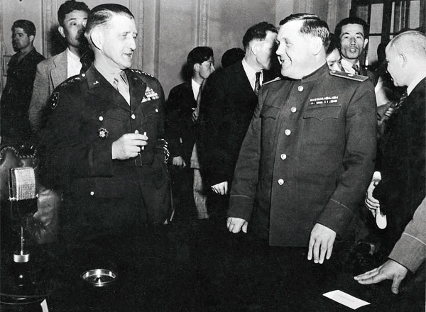 하지(왼쪽)와 연해주관구 군사위원 슈티코프.