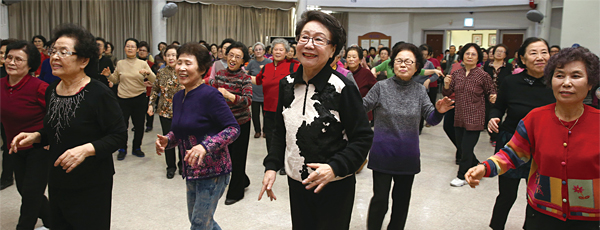 지난 2월 3일 서울 마포 노인종합복지관에서 노인들이 음악에 맞춰 춤을 배우고 있다. ⓒphoto 조선일보 DB
