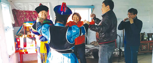 이정면 교수(왼쪽)가 부랴트족 사람들과 어울려 아리랑을 부르고 있다.