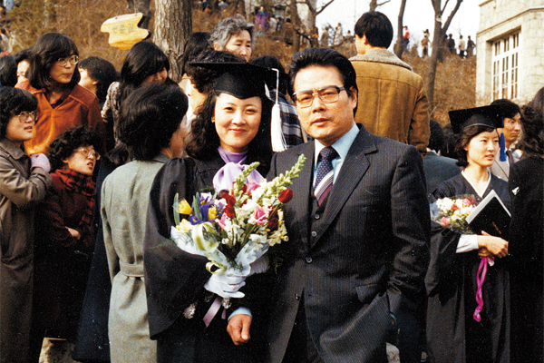 이어령 교수가 딸 이민아 목사의 이화여대 영문과 졸업식 때 함께 찍은 사진.(1981년)