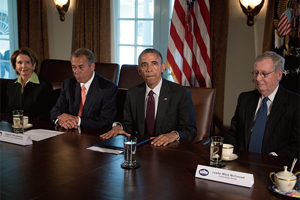 지난 6월 13일 백악관에서 의회 지도자들과 마주 앉은 오바마 대통령. 왼쪽부터 낸시 펠로시 민주당 원내대표, 존 베이너 하원의장, 오바마 대통령, 공화당 상원 원내대표 미치 매코널. ⓒphoto AP