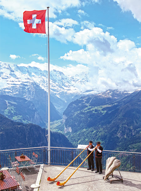 ‘톱 오브 스위스’ 쉬니케 플라테에 있는 레스토랑에서 알프호른 연주를 들을 수 있다.