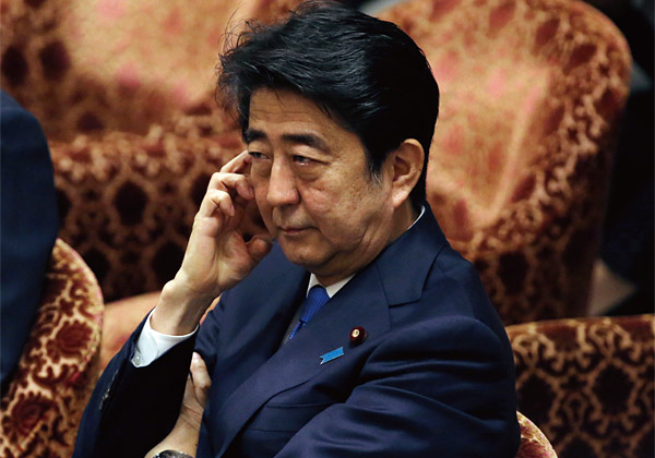 지난 7월 15일 일본 중의원 안보법제 특별위원회에 참석한 아베 총리. 일본 여당은 이날 안보법안을 특별위원회에서 통과시켰고 다음날 중의원 본회의에서도 통과시켰다. ⓒphoto AP