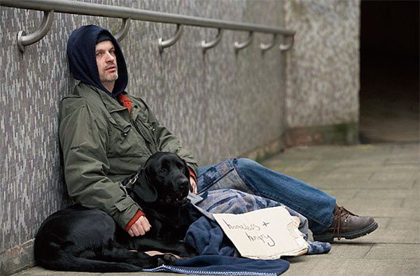 영국 런던에서 한 노숙자가 적선을 호소하고 있다. 영국의 노숙자는 10만명으로 추산된다. ⓒphoto mailonline
