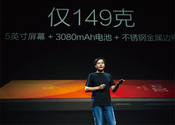 지난해 7월 중국 베이징에서 신제품을 발표하는 샤오미의 CEO 레이쥔. 애플의 스티브 잡스와 같은 패션, 프레젠테이션 스타일로 나섰다. ⓒphoto 연합