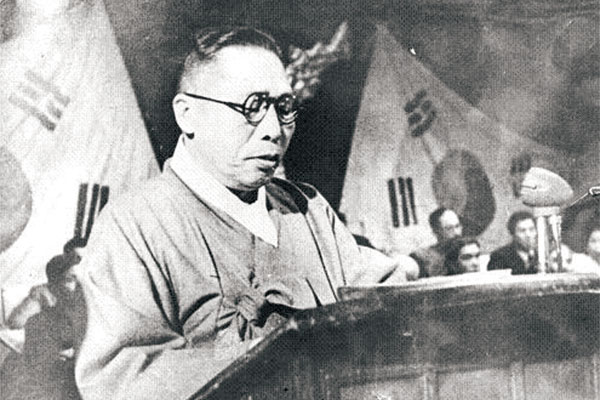 1948년 평양에서 열린 남북협상 회의석상에서 연설하고 있는 김구. 북한 정권 수립 전이어서 당시 북에서도 태극기를 쓰고 있었다는 것을 알 수 있다.