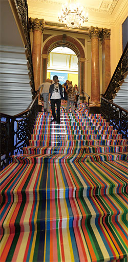 색동 무지개 색깔의 비닐테이프를 바닥에 길게 깐 짐 람비의 ‘주보프’라는 작품.