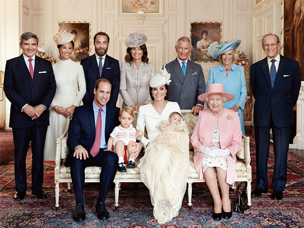 지난 7월 9일 공개된 영국 왕실 4대의 가족사진. 사진 뒷줄 왼쪽부터 마이클 미들턴(케이트 미들턴 세손빈의 아버지), 피파 미들턴(세손빈의 여동생), 제임스 미들턴(세손빈의 남동생), 캐럴 미들턴(세손빈의 어머니), 찰스 웨일스 왕세자(왕위 계승 1순위), 카밀라 콘월(찰스 왕세자 부인), 필립 공(엘리자베스 여왕의 남편), 앞줄 왼쪽부터 윌리엄 왕세손(왕위 계승 2순위), 조지 왕자(왕세손의 아들, 왕위 계승 3순위), 케이트 미들턴(왕세손빈), 샬럿 공주(왕세손의 딸, 왕위 계승 4순위), 엘리자베스 2세 여왕. ⓒphoto AP 뉴시스