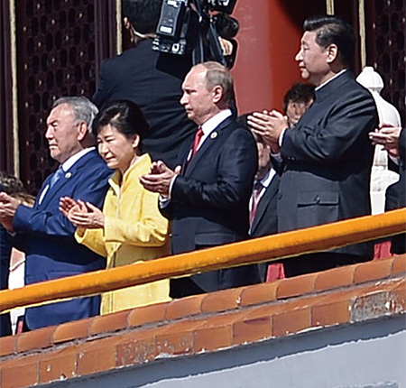 천안문 성루에 선 박근혜, 푸틴, 시진핑.(왼쪽 두 번째부터) ⓒphoto 뉴시스