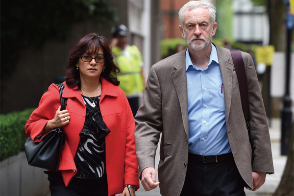 제러미 코빈이 부인 로라 알바레즈와 함께 런던 거리를 걷고 있다. ⓒphoto AP