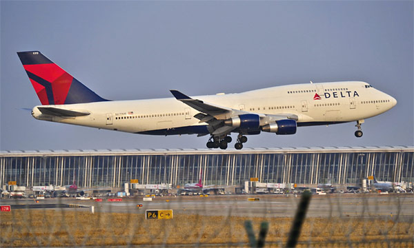 중국 상하이 푸동공항에 착륙하는 미국 델타항공 소속 보잉 B747 여객기.