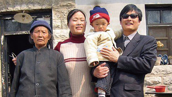 2012년 4월 가택연금에서 탈출 후 베이징 미국대사관의 보호를 받을 당시 어머니(왼쪽), 아내, 자식과 함께 사진을 찍은 천광청. ⓒphoto 연합
