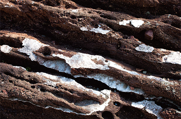 <b></div>탄도</b> 낮은 온도에서 녹은 석영이나 장석류가 바위틈으로 스며들어가 소금 결정체처럼 보인다.