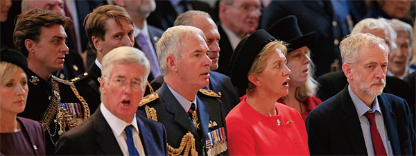 지난 9월 15일 런던 세인트폴성당에서 열린 영국 본토 항공전 75주년 기념식에서 제러미 코빈 노동당 대표(오른쪽)가 다른 참석자들이 국가를 부를 때 침묵하고 있다. ⓒphoto AP