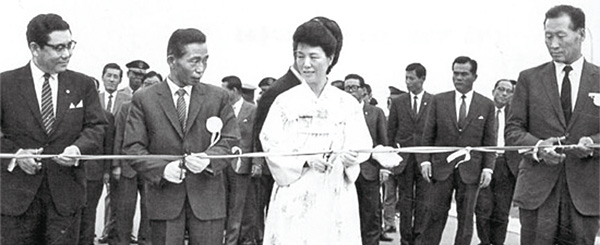 1970년 경부고속도로 개통식에 참석한 이한림 건설부 장관, 박정희 대통령 부부, 정주영 현대건설 사장(왼쪽부터). ⓒphoto 연합