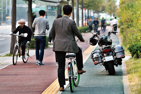 기자가 서울시 공공대여 자전거 ‘따릉이’를 타고 체험주행하는 모습. 자전거·보행자 겸용도로 위에 불법주차된 오토바이와 보행자들로 자전거 타기가 쉽지 않다. ⓒphoto 염동우 영상미디어 기자