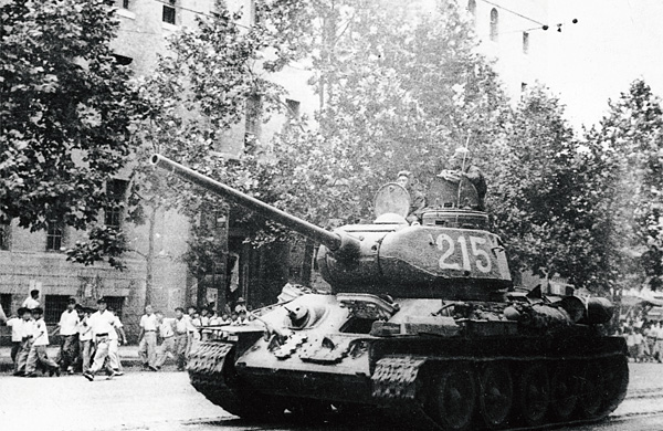 탱크에 맞설 무기가 없었던 국군은 북한군 전력의 핵인 소련제 T34 탱크부대에 힘없이 무너져 전쟁 발발 3일 만인 6월 28일 서울을 빼앗겼다. ⓒphoto 조선일보