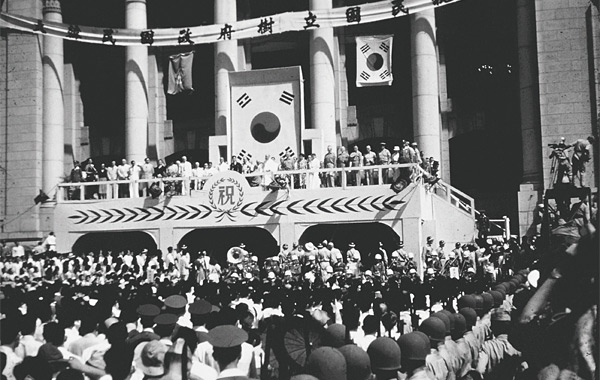1948년 8월 15일 중앙청 광장에서 열린 대한민국 정부 수립 축하 기념식. ⓒphoto 조선일보