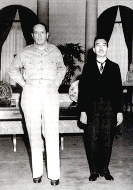 1945년 8월 15일 항복선언 직후 일왕 히로히토가 맥아더 사령관과 서있는 모습. ⓒphoto 조선일보