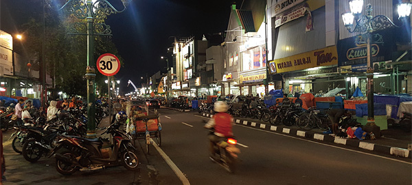 수많은 오토바이가 도로가에 즐비해 있는 족자의 밤거리. ⓒphoto 김태형