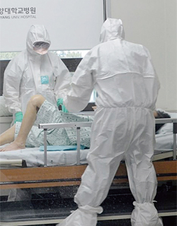 지난 6월 7일 대전 건양대병원의 33격리병동에서 의료진이 메르스 감염 의심환자를 진료하고 있다. ⓒphoto 건양대병원