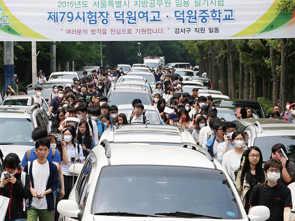 지난해 6월 서울시 공무원 시험장을 찾은 수많은 수험생들. ⓒphoto 이태경 조선일보 기자