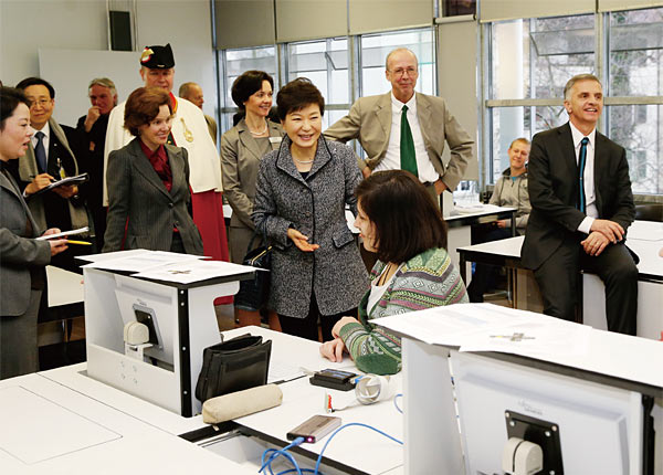 지난해 1월 스위스 베른의 상공업 직업학교를 방문한 박근혜 대통령. ⓒphoto 뉴시스