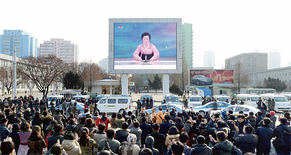 지난 1월 6일 ‘수소탄 실험을 성공했다’는 북한 당국의 성명을 듣고 환호하는 평양 시민의 모습을 조선중앙통신이 보도했다. ⓒphoto 연합