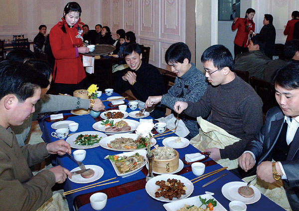 설 명절에 북한 평양의 식당에서 북한 주민들이 음식을 먹고 있다. ⓒphoto 조선일보