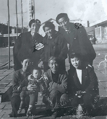 1995년 1월 1일에 촬영한 강유씨의 가족 사진. 뒷줄 왼쪽부터 시계방향으로 큰사위, 부인, 강유씨, 둘째딸, 어머니, 큰딸과 손녀.