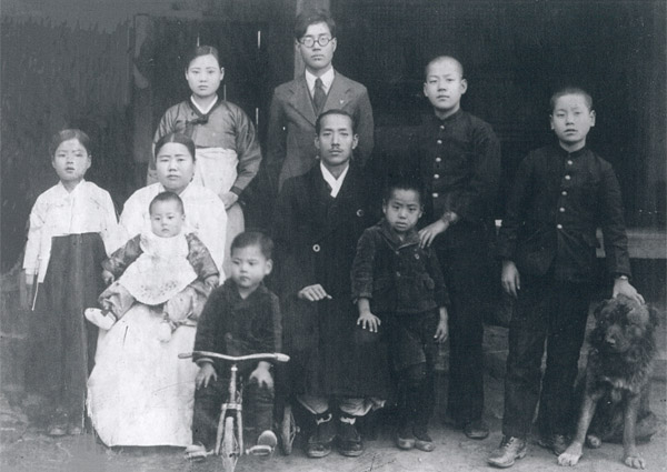 부모님(가운데)과 5남2녀의 가족 사진. 자전거 탄 꼬마가 여섯 살 이어령이다. ⓒphoto 이어령저작권보존위원회