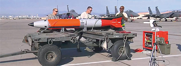 F-15E에 장착된 B61-12 전술핵 폭탄.