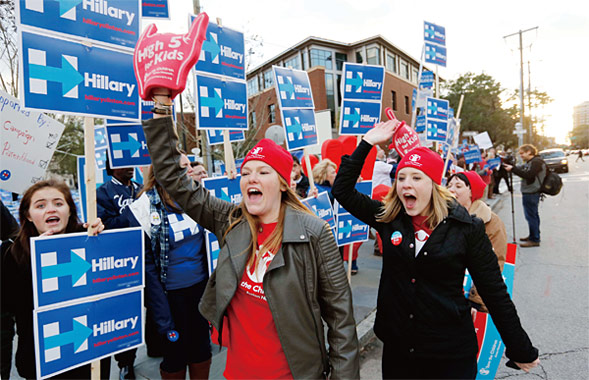 미국 민주당 대선 경선 주자인 힐러리 클린턴 전 국무장관을 응원하는 지지자들. 지난 1월 17일 미국 사우스캐롤라이나주의 모습이다. ⓒphoto AP·연합