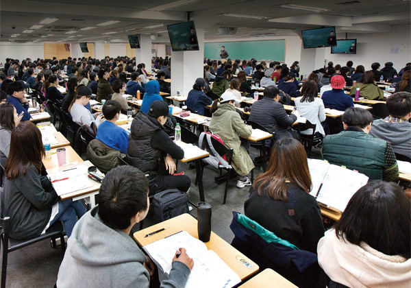 9급 공무원시험 준비생들이 학원 수업에 열중하는 모습. ⓒphoto 김종연 영상미디어 기자