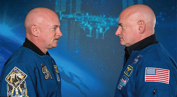 우주에서의 신체 변화를 살피기 위해 국제우주정거장에서 340일간 머무른 뒤 귀환한 우주인 스코트 켈리(오른쪽)와 지구에 남아 있었던 쌍둥이 형 마크. ⓒphoto NASA
