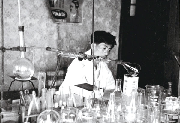 1954년 한국 최초 화장품 연구실 모습. 벽면에 ‘포마드’ 광고 포스터가 보인다.