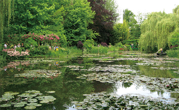 멀리 일본식 다리가 보이는 ‘물의 정원’(수련 연못).