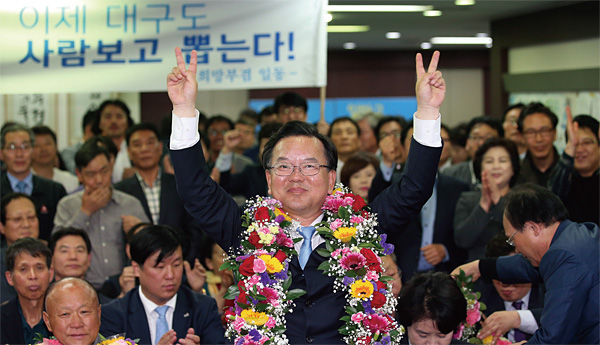 지난 4월 13일 밤 10시40분경 더불어민주당 김부겸 후보가 당선이 확정된 후 자신의 선거사무소에서 손을 치켜들고 있다. ⓒphoto 연합