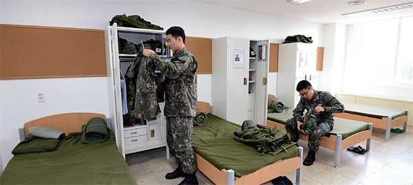 2012년 국방부가 최신 병영시설이라고 공개한 근무지원단의 내무반 모습. ⓒphoto 뉴시스