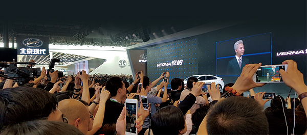 베이징모터쇼의 베이징현대차 신차발표회장. 참관객들로 인산인해를 이뤘다.