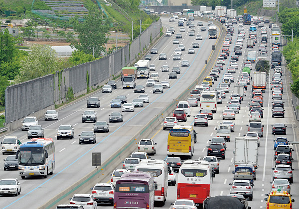 임시공휴일인 지난 5월 6일 경부고속도로 천안IC 부근 하행선 도로가 차들로 정체현상을 보이고 있다. ⓒphoto 신현종 조선일보 기자