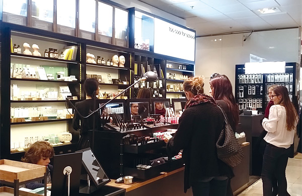프랑스 파리 라파예트백화점에 입점한 투쿨포스쿨 매장에서 프랑스인들이 화장품을 고르고 있다. ⓒphoto 투쿨포스쿨